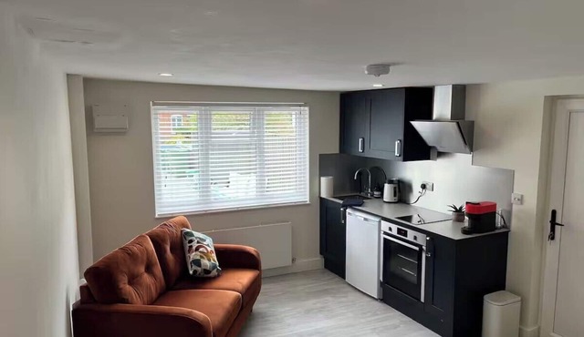 River Studio, Sleeps 2 with Parking & Dog Friendly