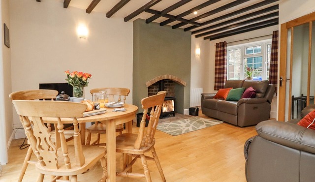 RIVERBANK VIEW, country holiday cottage, with open fire in Grosmont