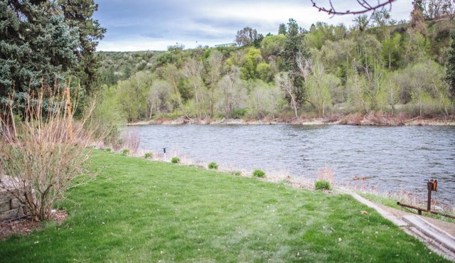 Riverfront Home in Beautiful Orchard