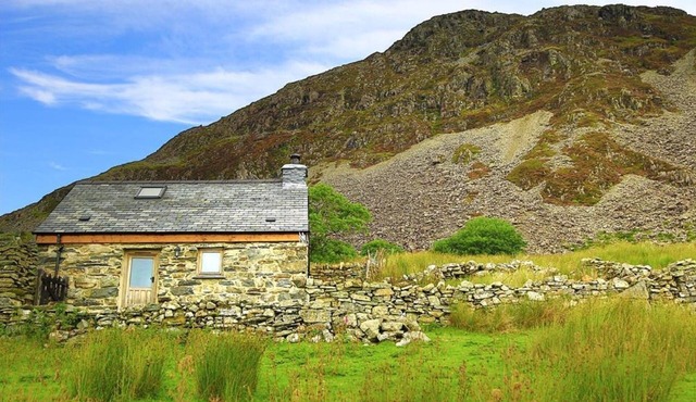 Romantic retreat, pet friendly, stunning views, log burner, walks from the door.