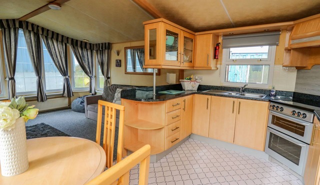 ROSEHAVEN, pet friendly, with a garden in Crymych