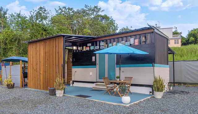 Rustic cabin container with AC in charming Manatí for relaxing days