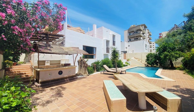 Rustic Urban Villa with private pool - 400 m away from Sandy beach