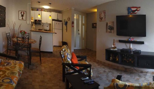 Saint Tropez Condo LOCATION LOCATION Free WI FI, Parking, Big Beautiful Pool