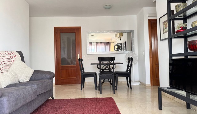 Sea View private parking. multi language TV SKY/BT Walk to Beach/Old Town/Port