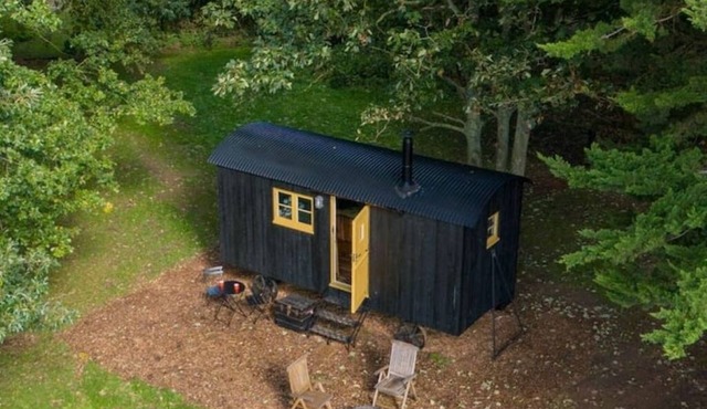 Secret Paddock, Secluded Hut