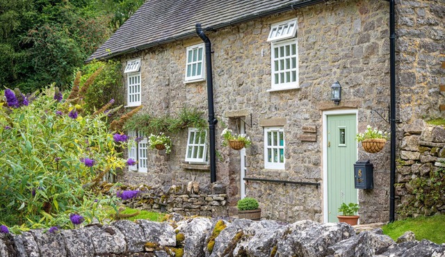 Self-catering holiday cottage in Milldale, Peak District. Sleeps 6 Dog-friendly.