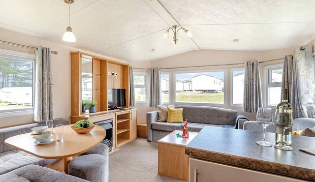 Silver Caravan, Sleeps 8. With dedicated parking.P