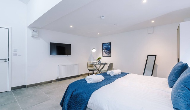 Silver Street | Large Studio Apartment