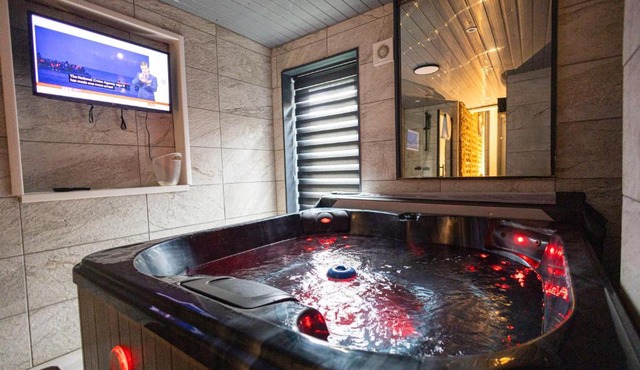 Sizzling London Studio with Jacuzzi & Private Bath