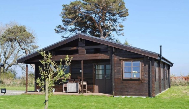 Skylark Lodge - a log chalet that sleeps 4 guests in 2 bedrooms