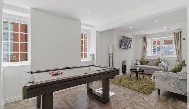 Sleeps 7, 5 beds + sofa bed, parking, pool table, Full kitchen, Games, King beds