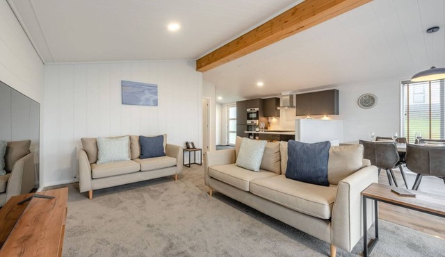 Sonnet 3, Dylan Coastal Resort