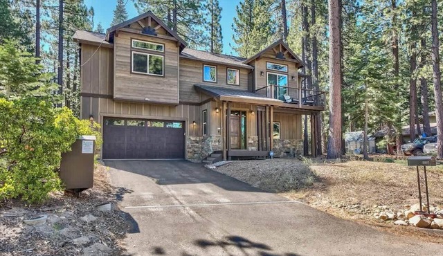 South Lake Adventure Lodge: Hot Tub, Air Conditioning, Games, Fireplace, EV Charger, Bunk Beds