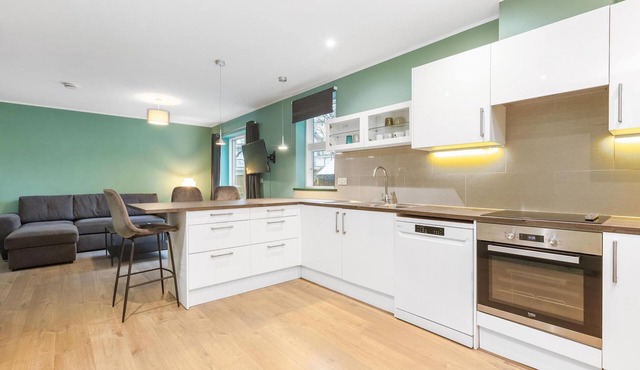 Spacious 2-Bed Flat with Outdoor Patio