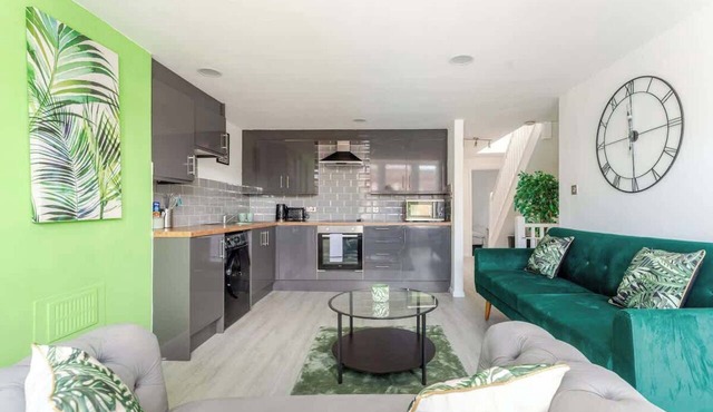 Spacious 2-Bedroom Flat Near Central Bristol