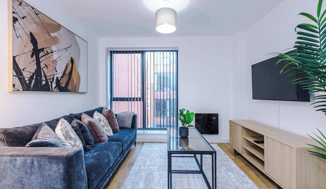Spacious 2BR Apartment, Walk to City Centre
