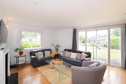 Spacious 2BR Ealing Flat w Garden - Pass the Keys