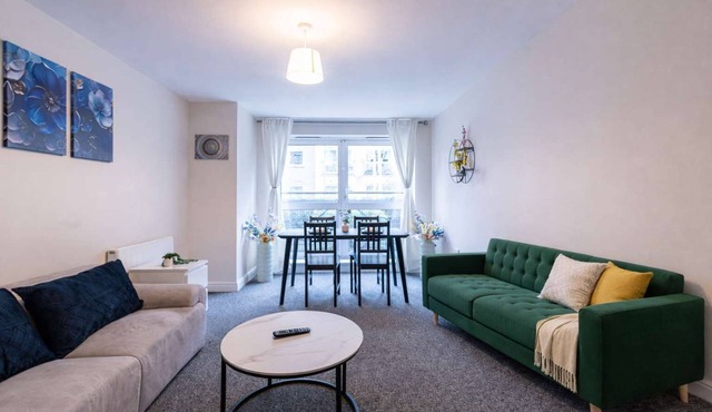 Spacious 2BR Flat - Bounds Green, Private Parking