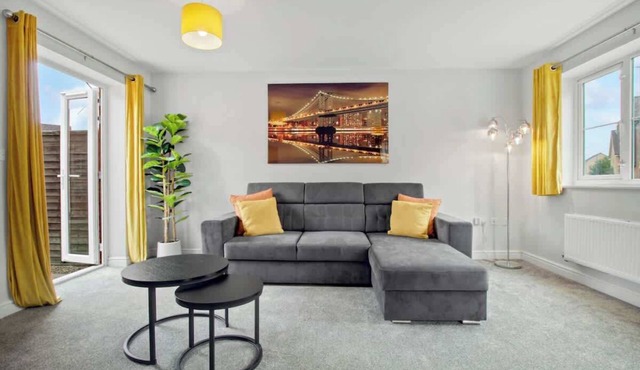 Spacious 3-Bed House with Parking and Garden