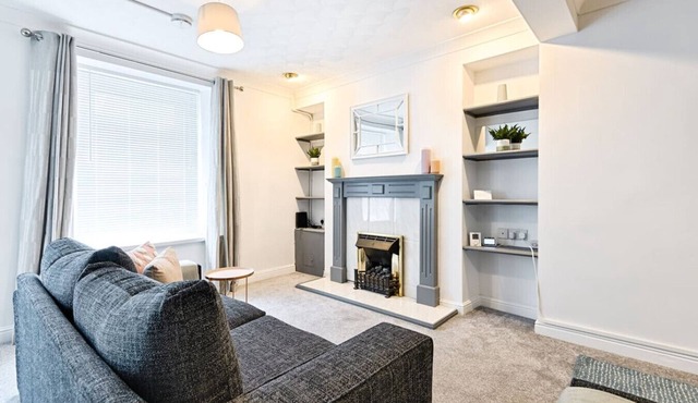 Spacious 3 Bed Smart TVs Great for Work Stays