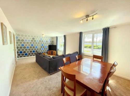Spacious 3-Bedroom Ground Floor Flat with Free Parking in Central Location