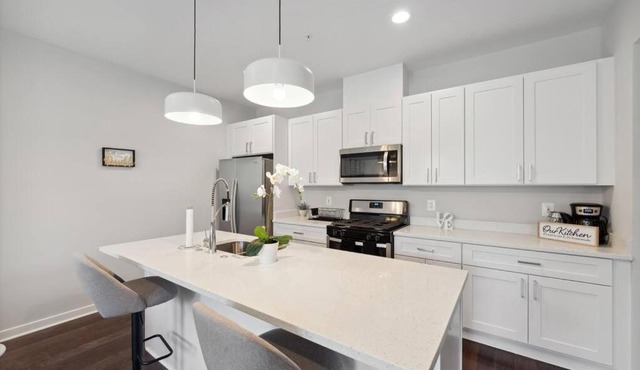 Spacious 3Bedroom Duplex with Rooftop Deck!