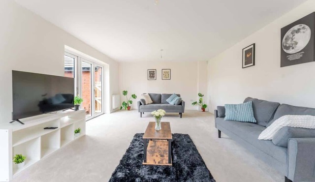 Spacious 4 Bed Contractor & Family Home, Bristol
