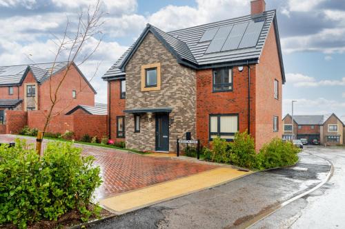 Spacious 4-Bed Contractor Home in Stoke Gifford, Bristol, with access to Bristol Parkway, free parking, and Wi-Fi
