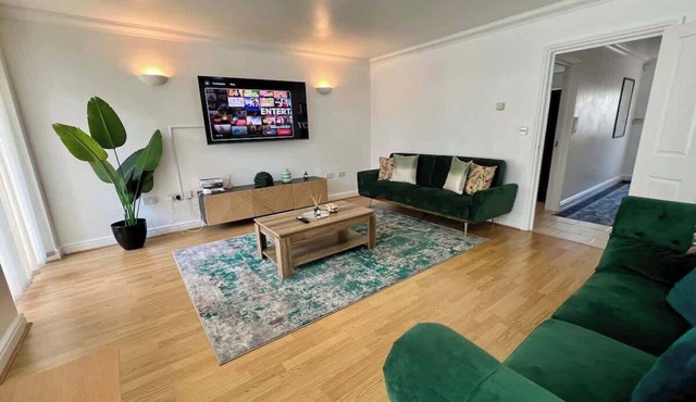 Spacious 4-Bed House I Free Parking & Fast Wi-Fi