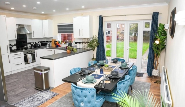 Spacious 4-Bed Near Heathrow | Sleeps 9 | Free Parking & WiFi