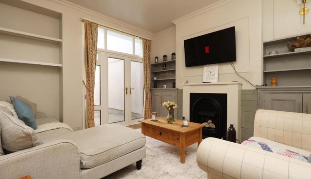 Spacious 4 Bedroom Home In Heart Of Bridgend - By EKLIVING PARTNERS Short Lets & Serviced Accommodation