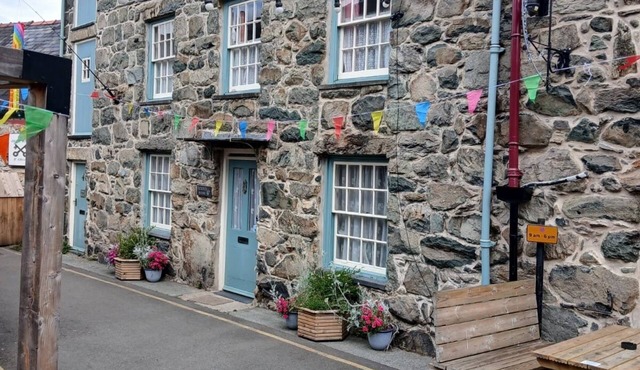 Spacious 5 bedroom house, nestled at the base of Cadair Idris mountain range.