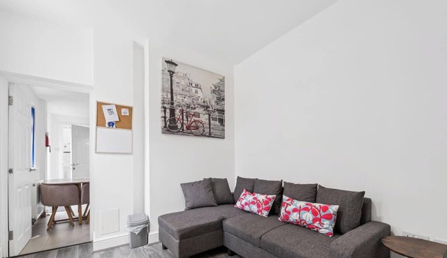 Spacious 6BR Bristol Getaway | Great Location