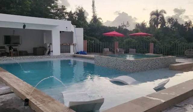 Spacious 7-bedroom House w/Heated Pool and Pool Table