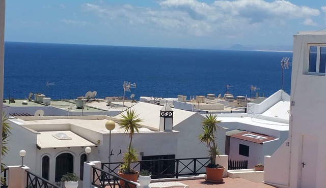 Spacious apt with sea and pool views 2 bedrooms, wifi
