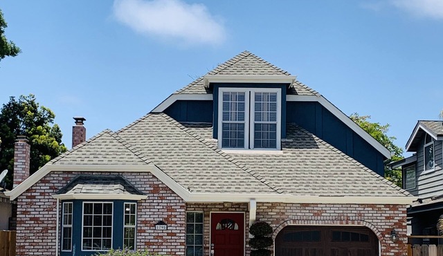 Spacious Capitola Home, Inviting LARGE backyard, BBQ and minutes to the BEACH!