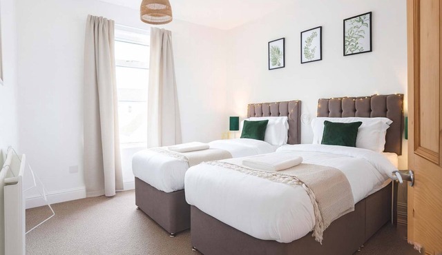 Spacious Coventry House: WiFi, Parking, Great for Groups