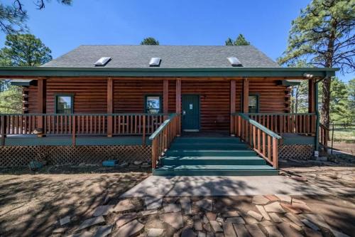 Spacious Cozy Cabin Retreat on 5-Acres with HotTub