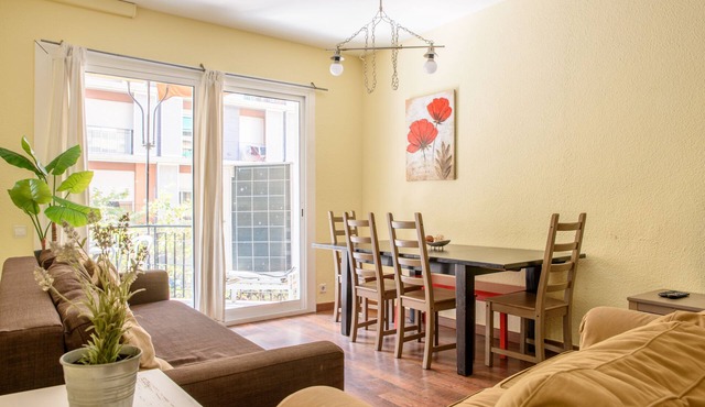 Spacious & Design 4Br w/Balcony WIFI + Parking 15m Ramblas Walking Distance