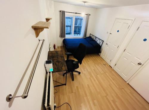 Spacious Double Beds in East Acton, Fast Transport Links into City & Airport