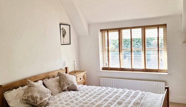 Spacious Double Bed Room Ensuite & Onsite Parking - Only suitable for one guest
