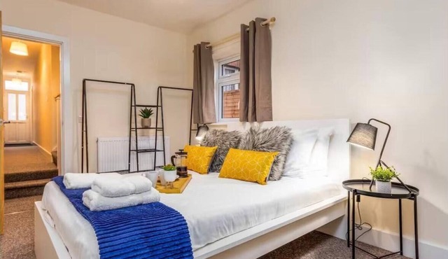 Spacious free Parking Long Stay Sleeps 8 | WiFi