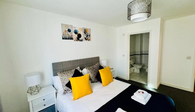 Spacious Ground Floor 2-Bed Flat - Patio, Parking - By Habitats