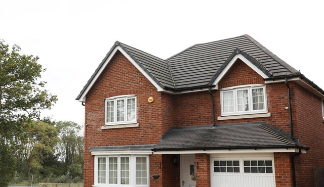 Spacious home | 3 Bedrooms + 3 bathrooms dedicated office & parking close to M4