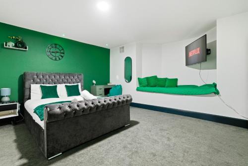 Spacious King bed apartment with fast WIFI & workspace