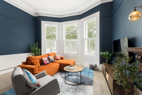 Spacious Modern 2 Bed Apartment with Parking - Pass the Keys