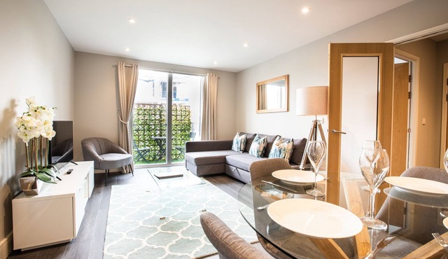 Spacious modern apartment within Oxford Castle grounds