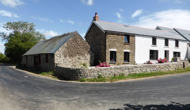 Spacious Pembrokeshire Targate Farm- 4 bedrooms, 2 living rooms, sleeps 10