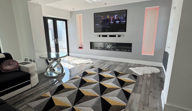 Spacious | Sleeps 7 | Driveway Parking | Dartboard